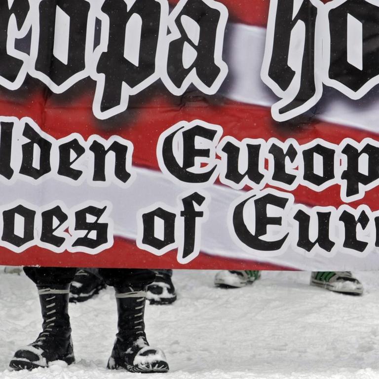 Ungarische Aktivisten der Neonazigruppe Blood and Honour halten ein Banner. Budapest 9.2.2013  