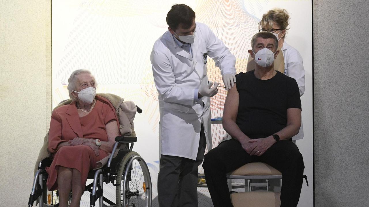 Emilie Repikova (links),Veteranin des Zweiten Weltkriegs, beobachtet wie Andrej Babis, Premierminister von Tschechien, im Zentralen Militärkrankenhaus mit dem Corona-Impfstoff geimpft wird.
