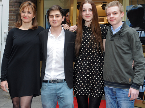 Die Schauspieler Martina Gedeck (l-r), Markus Krojer, Antonia Lingemann und Finn Kirschner bei der Premiere von "Bastard"