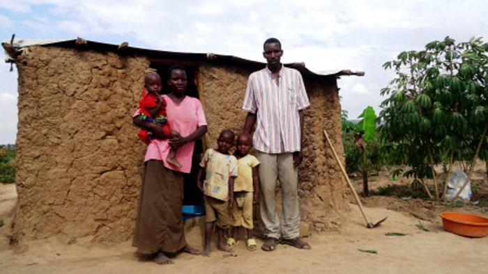 Flüchtlingslager in Uganda: Pierre Karimumujango aus Burundi mit seiner Familie.