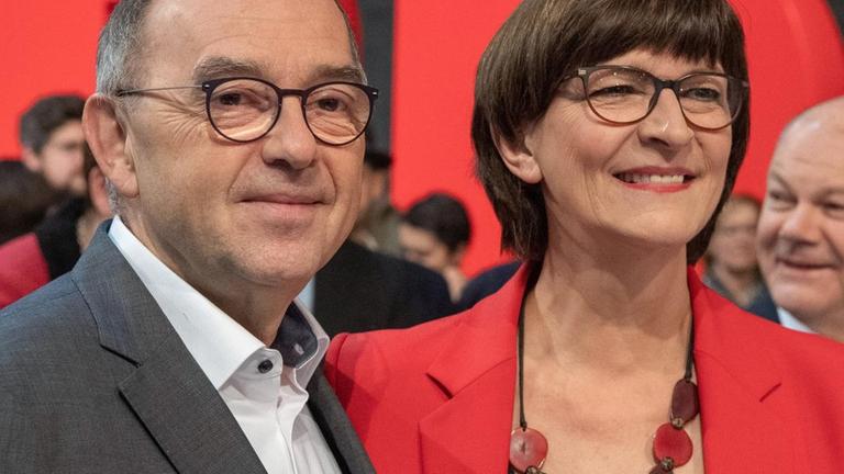 Norbert Walter-Borjans (l.) und Saskia Esken beim SPD-Bundesparteitag 2019. Norbert Walter-Borjans (l.) und Saskia Esken beim SPD-Bundesparteitag 2019.