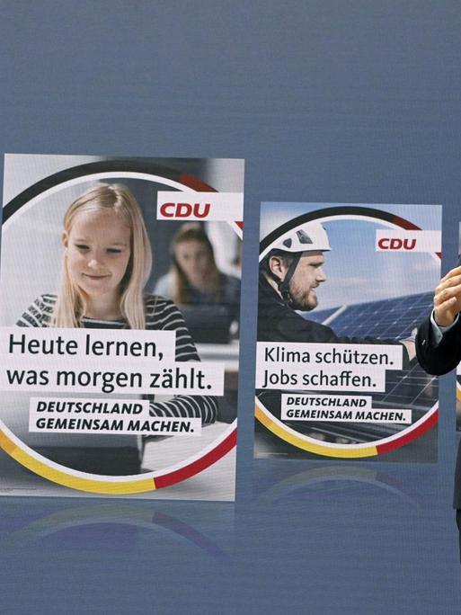 Paul Ziemiak bei der Vorstellung der Bundestagswahlkampfkampagne der CDU im Konrad-Adenauer-Haus. Der CDU-Generalsekretär steht vor einer Reihe Wahlplakate.