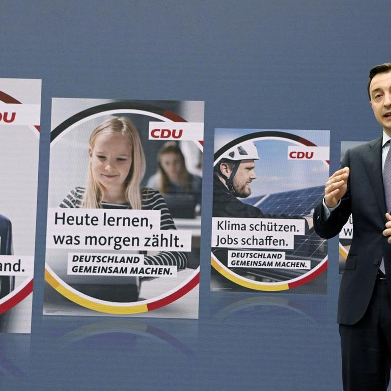 Paul Ziemiak bei der Vorstellung der Bundestagswahlkampfkampagne der CDU im Konrad-Adenauer-Haus. Der CDU-Generalsekretär steht vor einer Reihe Wahlplakate.  
