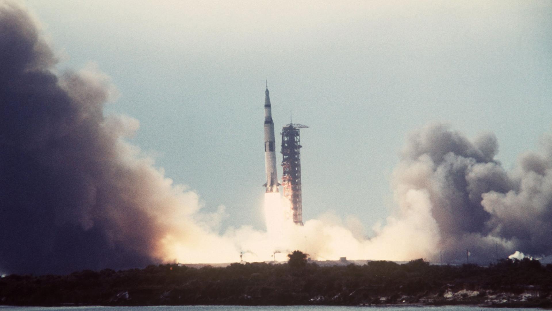 Der Start der Saturn V- Rakete mit der Raumfähre Apollo 11 am 16. Juli 1969 in Cape Kernnedy/USA.