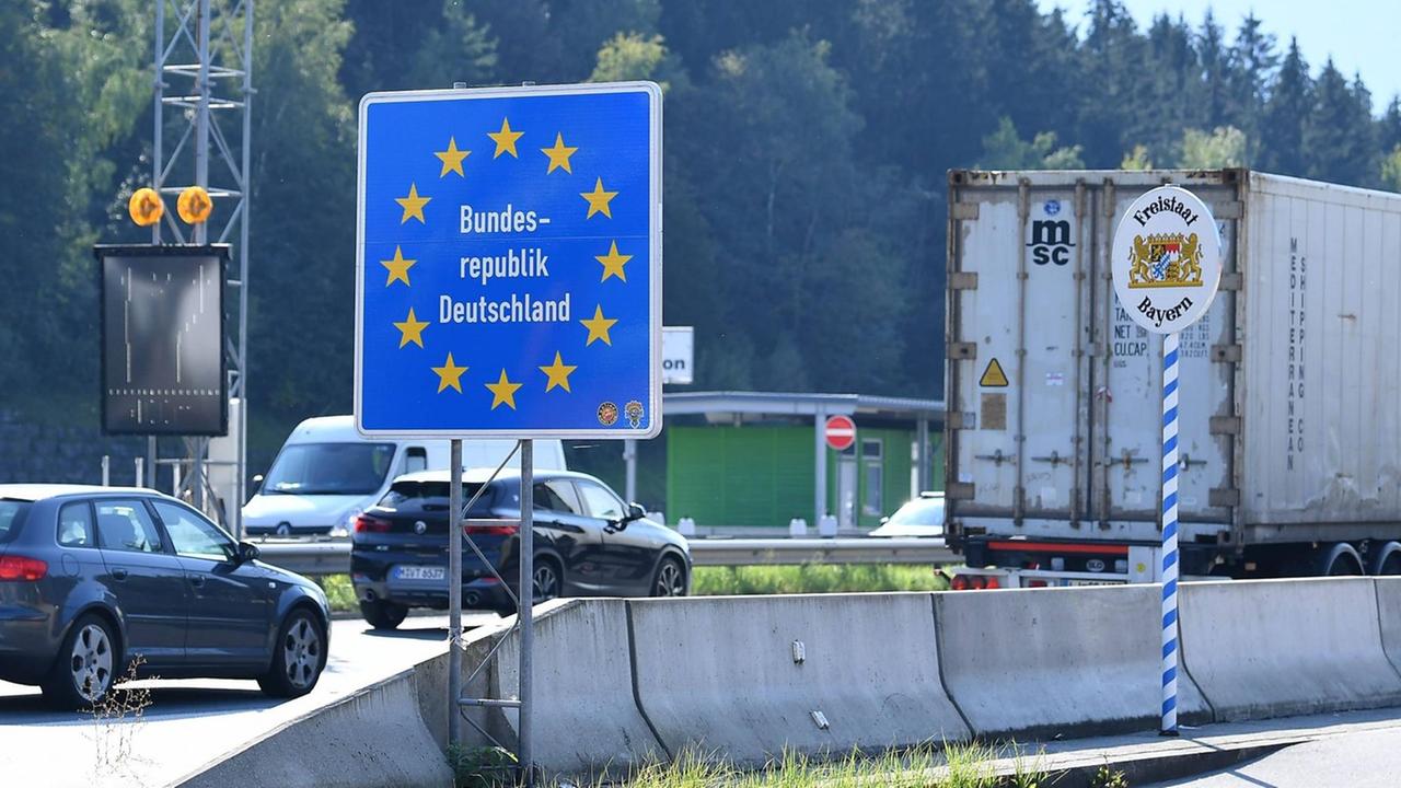 Autos fahren an der deutsch-österreichischen Grenze über den Grenzübergang Walserberg. Autos fahren an der deutsch-österreichischen Grenze über den Grenzübergang Walserberg.