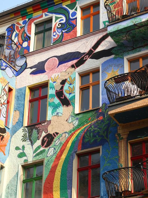 Wenn Hausbesetzer anpacken, wird es bunt: Ehemals besetztes Haus, inzwischen legalisiert, in der Kreutzigerstraße in Berlin