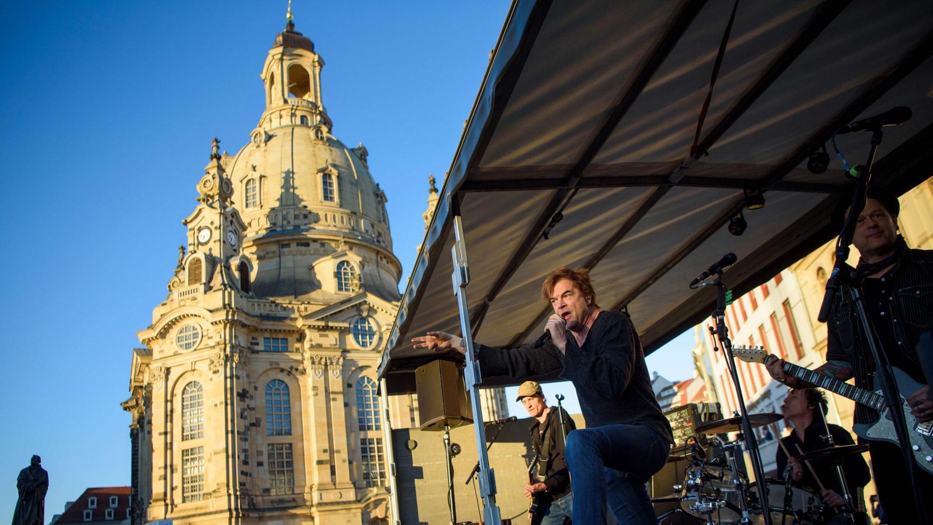 Campino und die Toten Hosen singen auf der Ladefläche eines Lkw vor der Frauenkirche in Dresden bei einer Anti-Pegida-Demo.