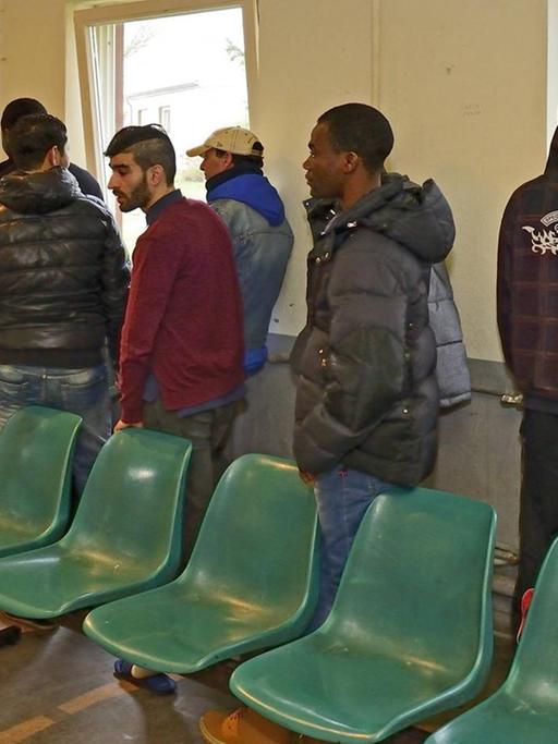 Eine Schlange von Flüchtlingen in einer Unterbringungseinrichtung in Hemmer, NRW.