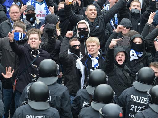 Die Polizei versucht am 01.03.2014 am Weserstadion in Bremen Fans des Hamburger SV daran zu hindern, zu den Fans von Werder Bremen zu gelangen.