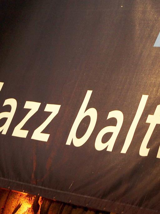 Ein Banner mit der Aufschrift "jazz baltica" hängt am Freitag (29.06.2012) in Niendorf beim Jazz Baltica Festival an einer Wand.