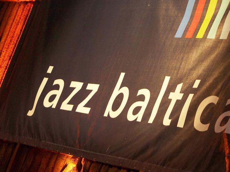 Ein Banner mit der Aufschrift "jazz baltica" hängt am Freitag (29.06.2012) in Niendorf beim Jazz Baltica Festival an einer Wand.