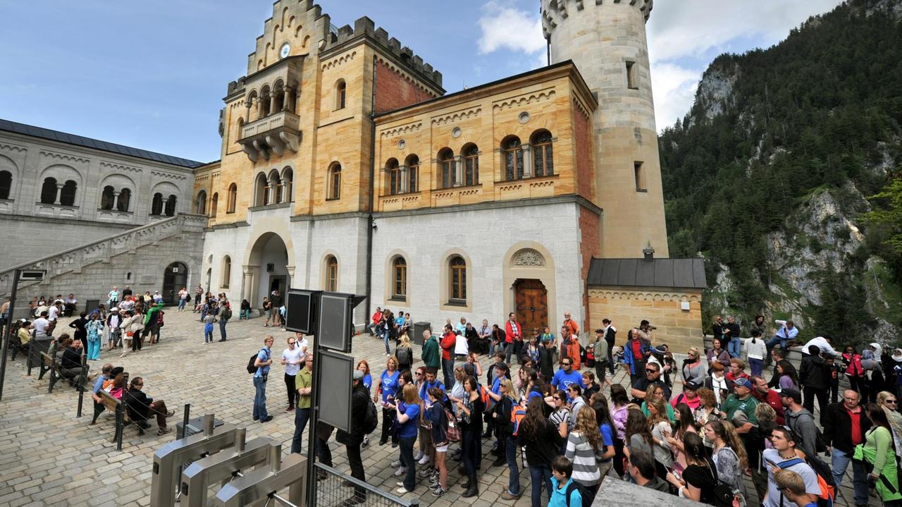 Touristen drängen sich am Einlass vor Schloss Neuschwanstein in Hohenschwangau (Schwaben).