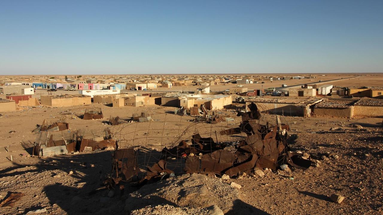 Hunderte von Lehmhütten in der Wüste