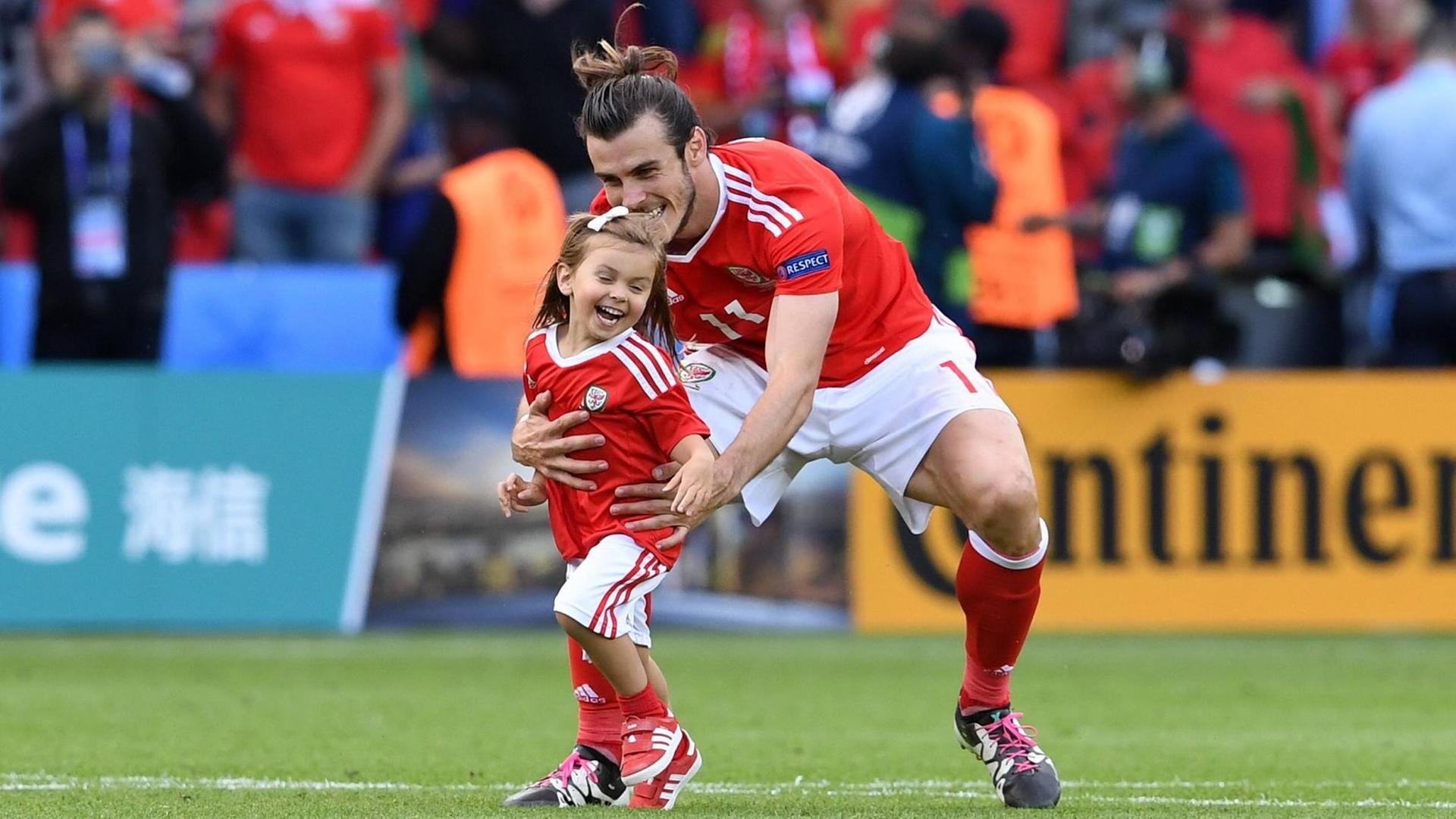 Gareth Bale feiert Sieg gegen Nordirland bei der Europameisterschaft 2016 mit Tochter Alba Violet.