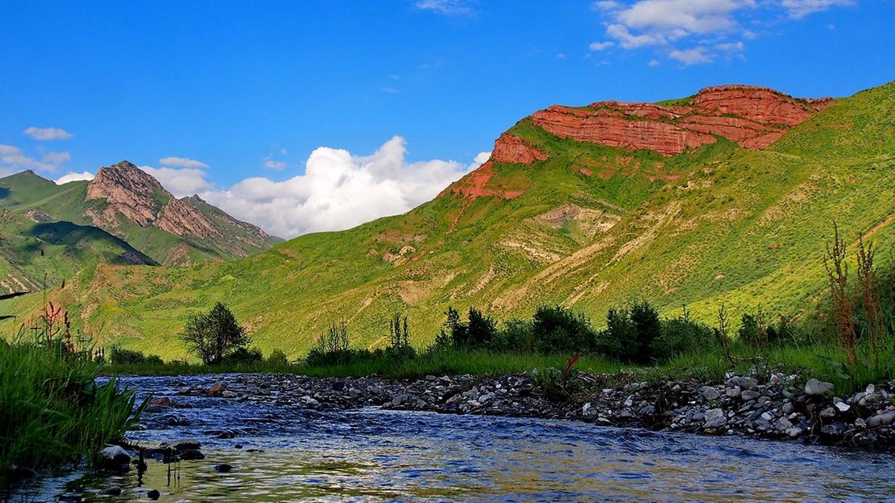 Berge und Flüsse prägen die Landschaft Kirgisistans.