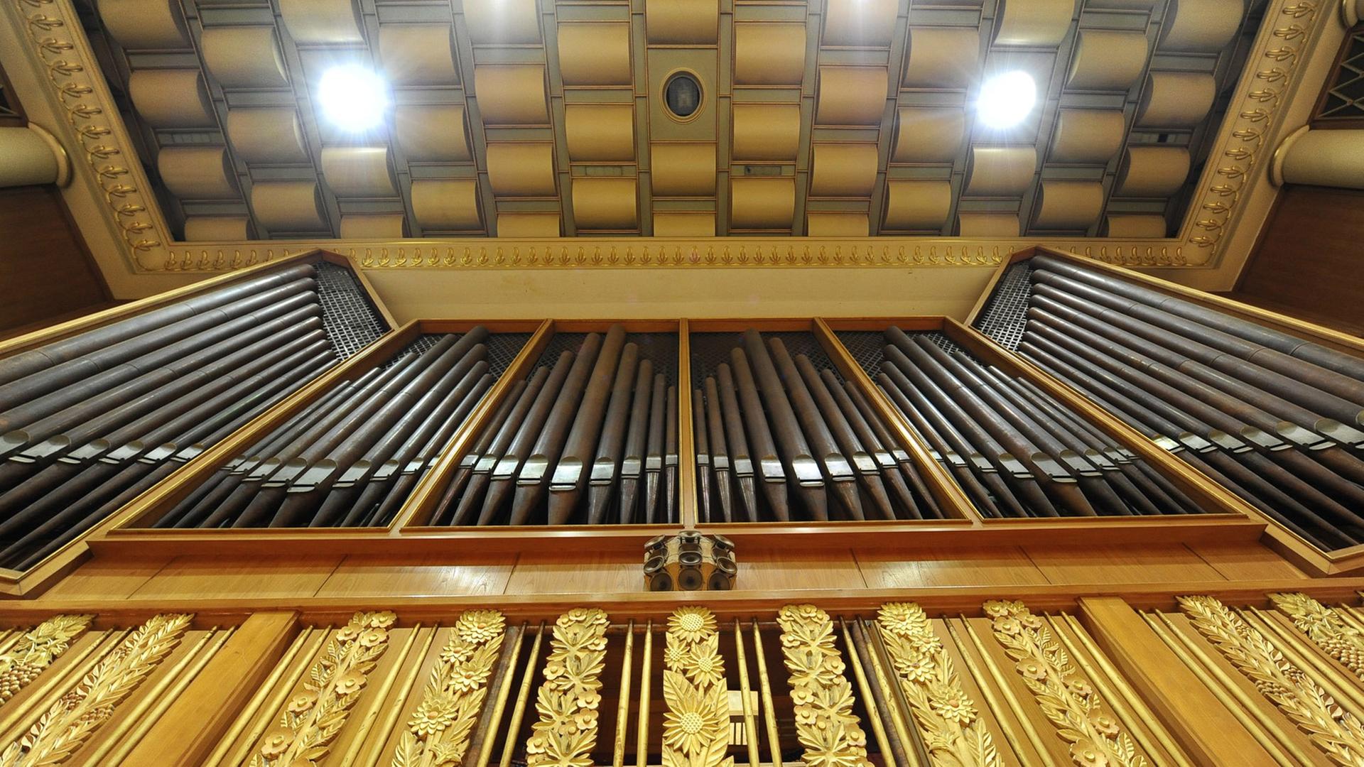 Die Orgel im großen Musiksaal im Funkhaus Berlin in der Nalepastraße in Berlin, aufgenommen am 21.04.2009.