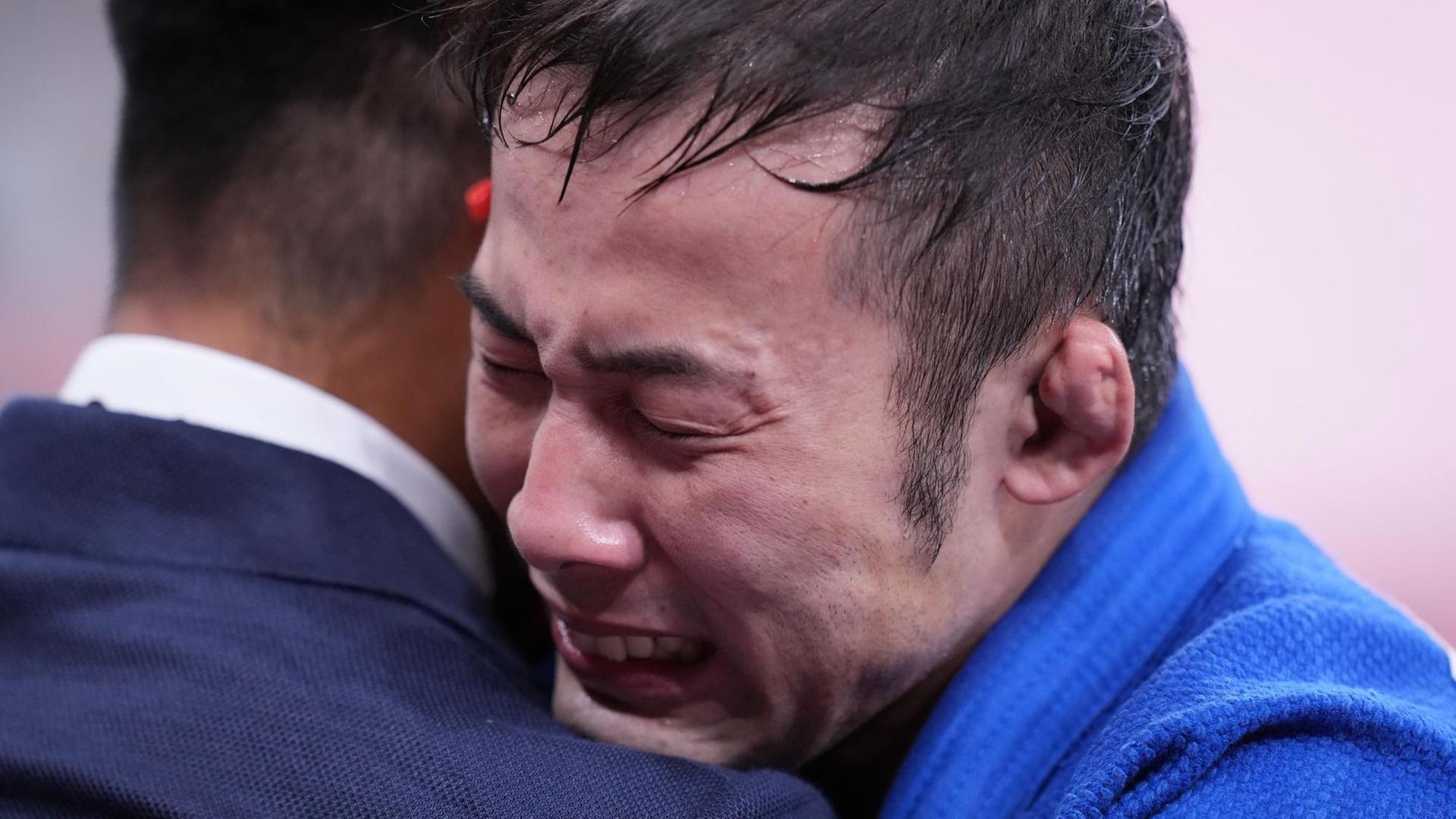 Judoka Takato Naohisa weint nach einem Judo-Olympiasieg.