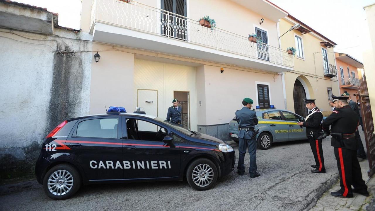 Italienische Polizisten stehen vor einem Gebäude.