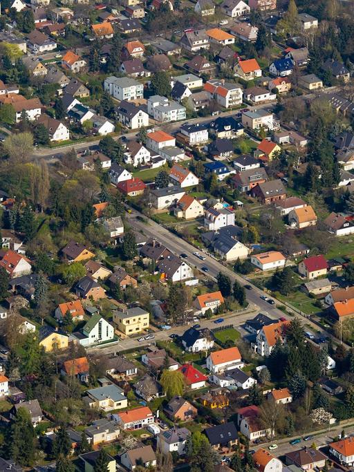 Das Luftbild zeigt eine große Einfamilienhaussiedlung am südlichen Berliner Stadtring, aufgenommen am 19.04.2012.