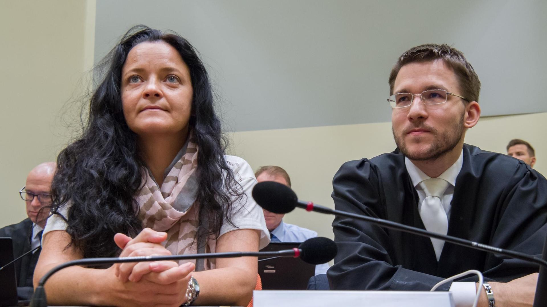 Die Angeklagte Beate Zschäpe sitzt am 01.09.2017 im Gerichtssaal im Oberlandesgericht in München neben ihrem Anwalt Mathias Grasel. Die Angeklagte Beate Zschäpe sitzt am 01.09.2017 im Gerichtssaal im Oberlandesgericht in München neben ihrem Anwalt Mathias Grasel.