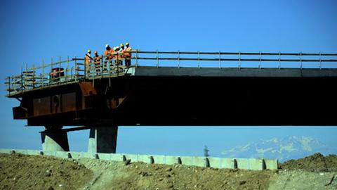 Blick auf eine noch unfertige Brücke in der Nähe von Mailand. Die Bauarbeiten für die Expo 2015 sind in vollem Gange.