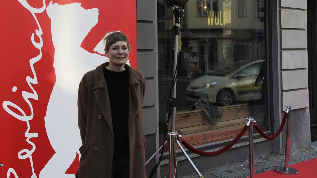 Verena von Stackelberg steht vor dem "Wolf"-Kino