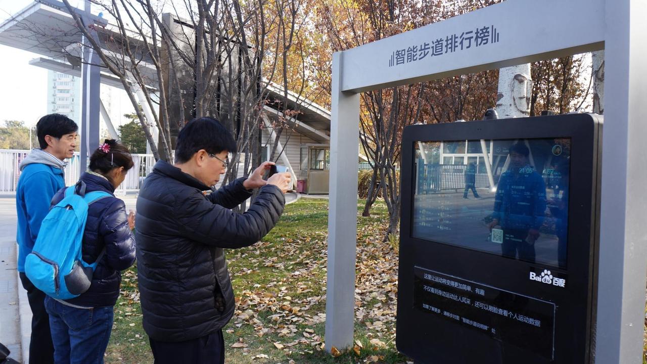 Besucher im neu eroffneten Haidian Park in Peking, China. Dieser ist der weltweit erste "intelligente Park".