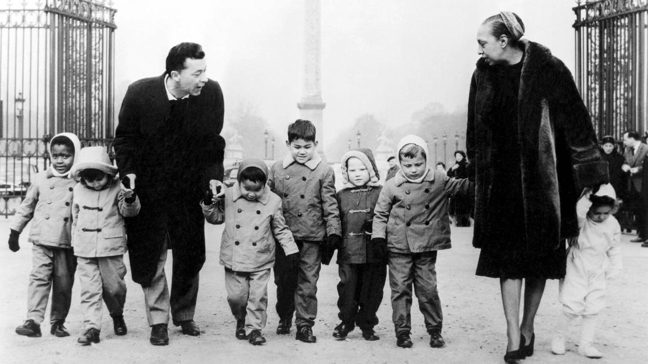 Josephine Baker mit ihren Kindern und ihrem Ehemann Jo Bouillon. 1959 in Paris. 