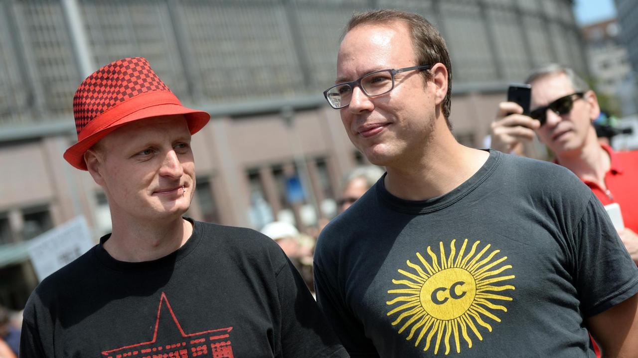 Markus Beckedahl und Andre Meister von netzpolitik.org protestieren in Berlin gegen Ermittlungen gegen sie.