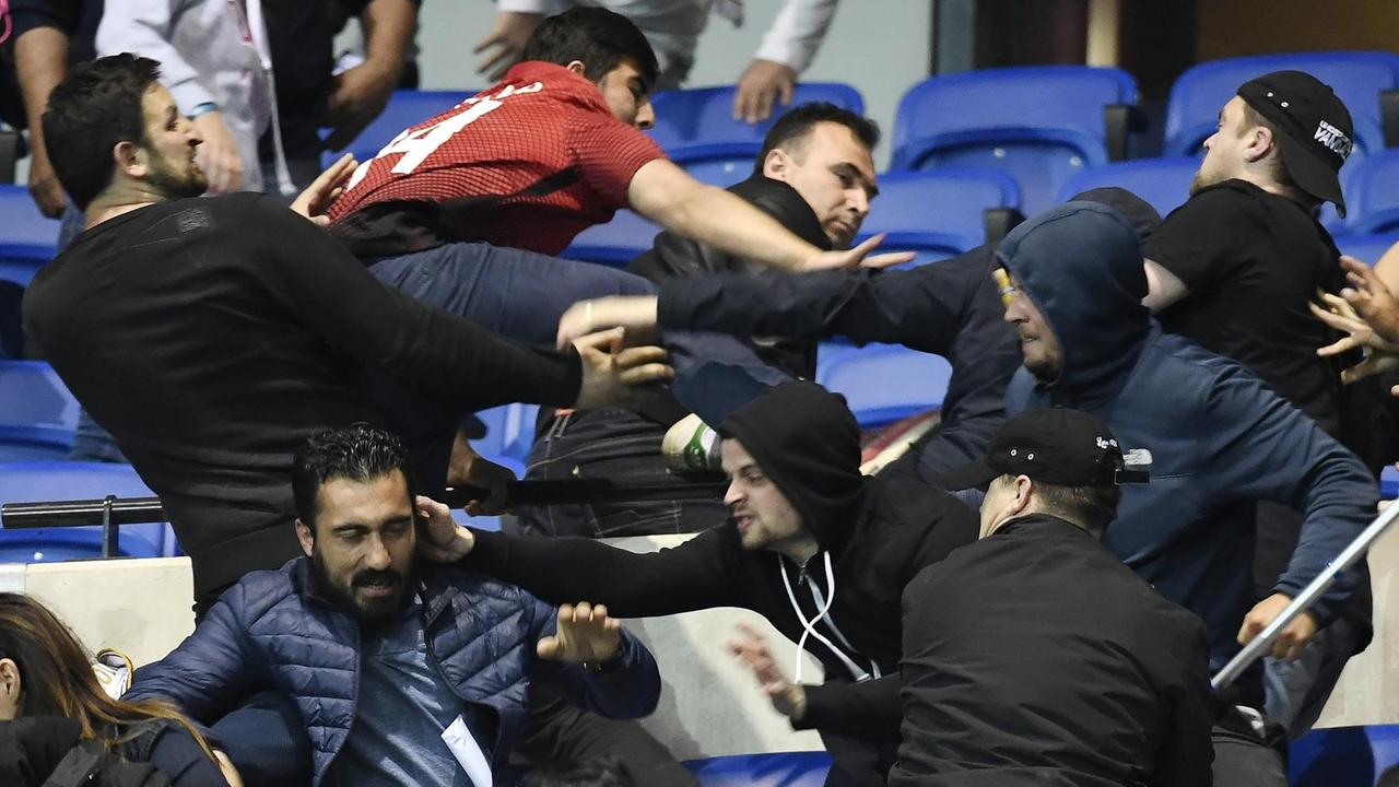 Anhänger von Olympique Lyon und Besiktas Istanbul prügeln sich.