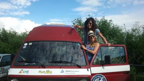 Anna Kohn und Alexandra Hohl sind mit einem roten Bus unterwegs.
