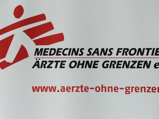 Das Logo von Ärzte ohne Grenzen, aufgenommen am Freitag (17.07.2009) in Berlin auf einer Pressekonferenz zur Jahresbilanz des Vereins.