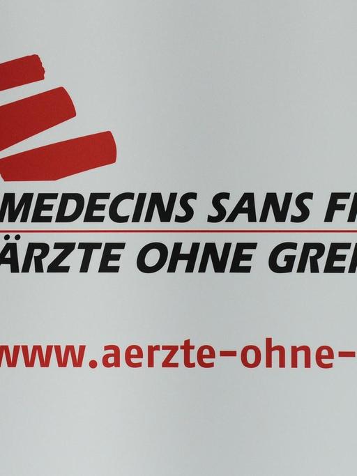Das Logo von Ärzte ohne Grenzen, aufgenommen am Freitag (17.07.2009) in Berlin auf einer Pressekonferenz zur Jahresbilanz des Vereins.