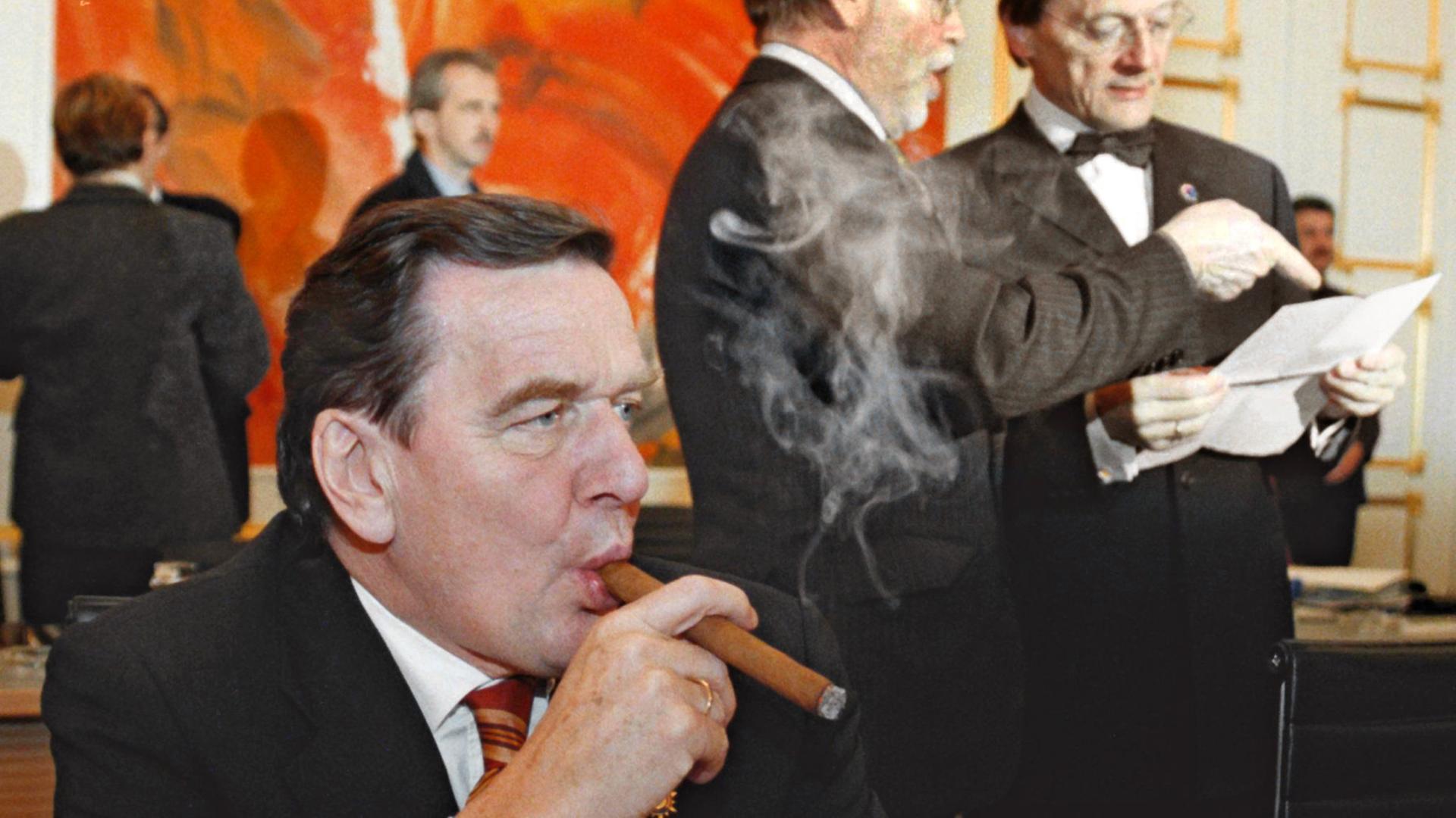 Bundeskanzler Gerhard Schröder pafft eine dicke Zigarre; Aufnahme vom Dezember 1998 in der in der Wiener Hofburg.