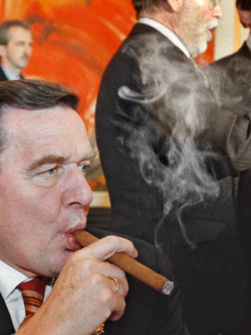 Bundeskanzler Gerhard Schröder pafft eine dicke Zigarre; Aufnahme vom Dezember 1998 in der in der Wiener Hofburg.