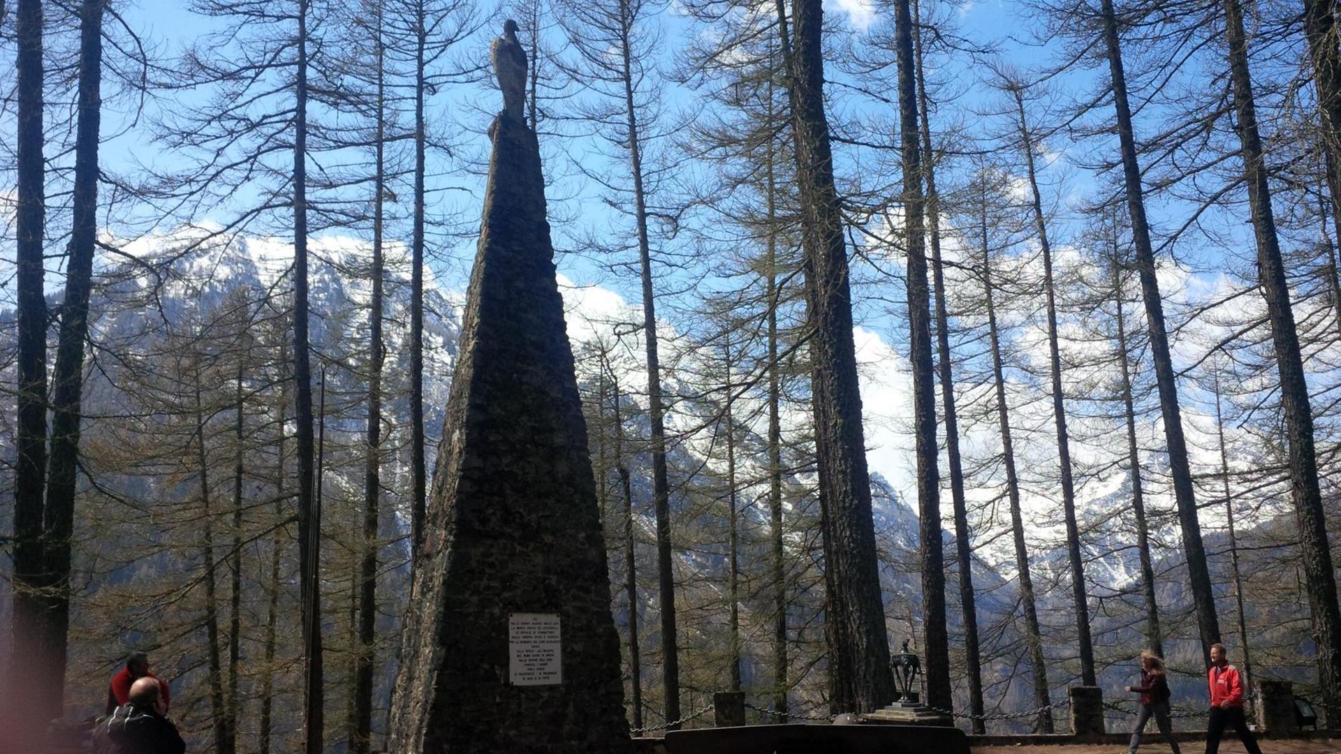 Der Friedhof von Peio in Italien. Der Friedhof von Peio in Italien.