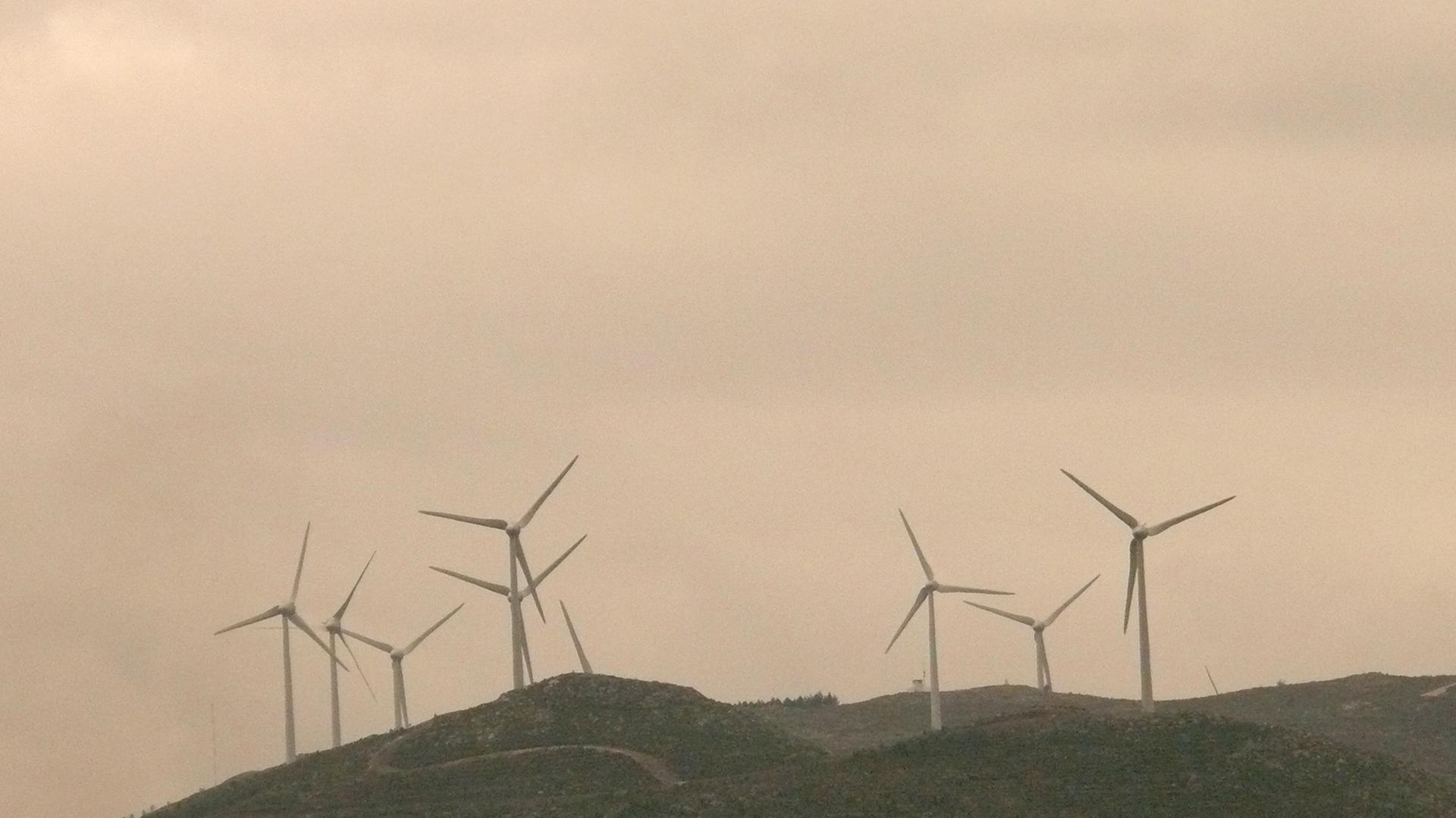 Windräder stehen Windräder auf einem Hügel bei Valenca do Minho in Nord-Portugal.