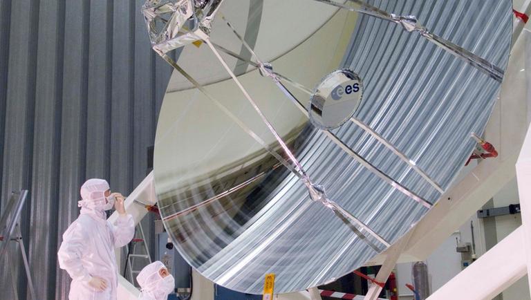 Der 3,5-Meter-Spiegel des bisher größten Weltraumteleskops Herschel vor dem Start