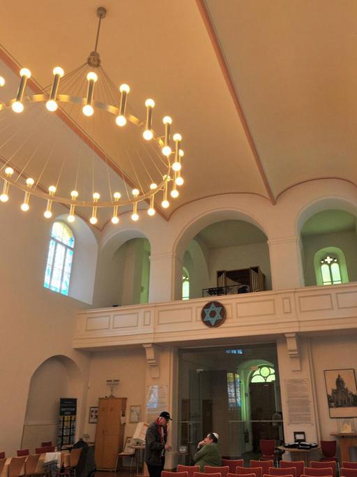 Blick in die Synagoge von Cottbus, die seit 2015 in einer ehemaligen evangelischen Kirche ist. An der Empore wurde ein Davidsstern angebracht