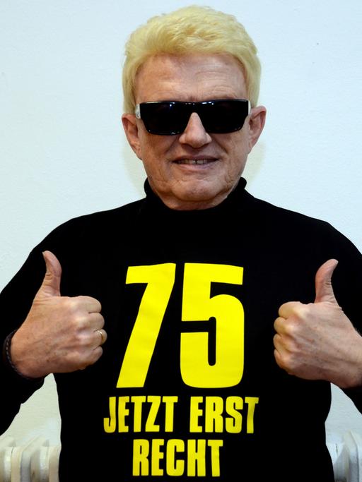 Der deutsche Sänger Heino streckt die Daumen nach oben und posiert in einem T-Shirt mit der Aufschrift "75 Jetzt erst recht".