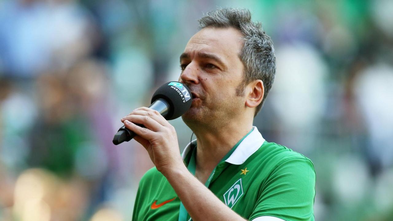 Arnd Zeigler, Stadionsprecher des Bundesligisten Werder Bremen, spricht in ein Mikrofon