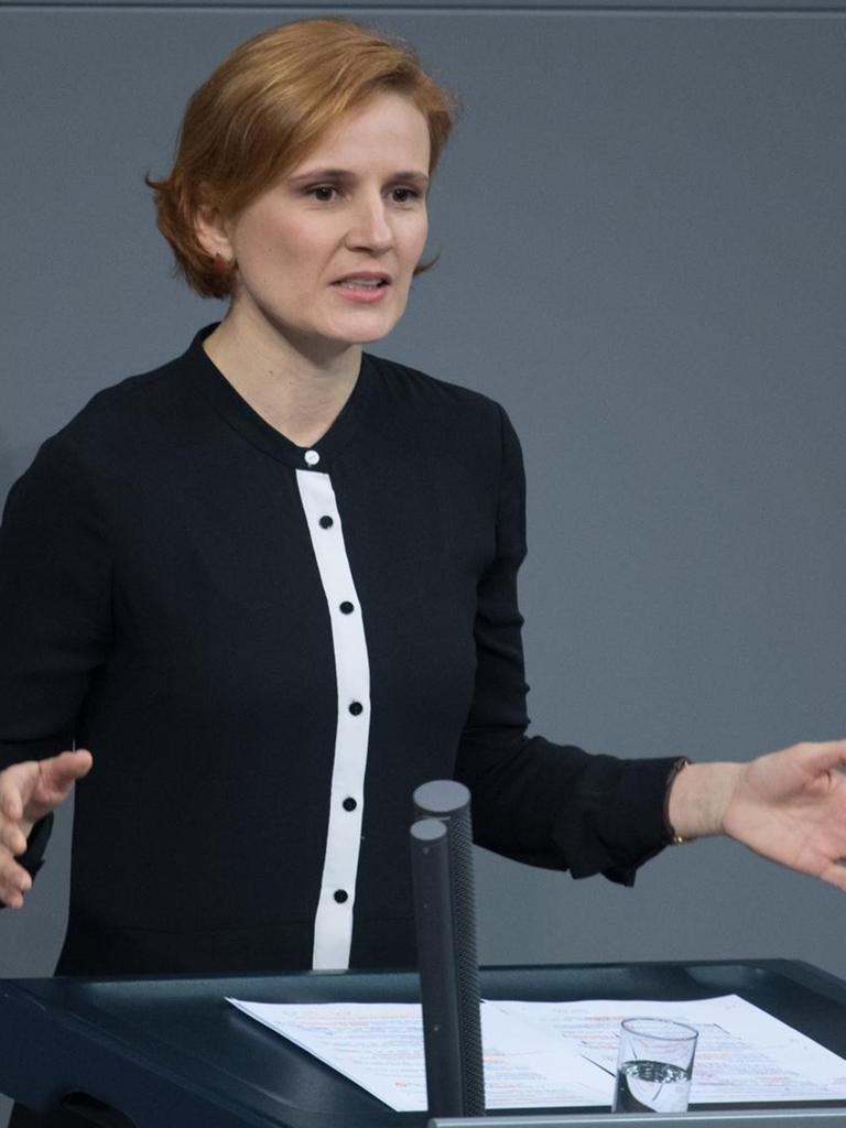 Katja Kipping (Die Linke) spricht bei der 150. Sitzung des Bundestages.
