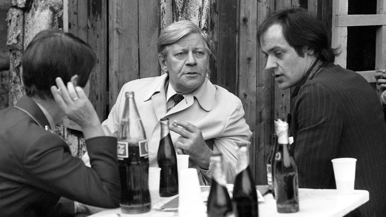 Bundeskanzler Helmut Schmidt (M) und seine Frau Loki unterhalten sich am 31.05.1980 auf dem fünften Maitreffen der SPD Schleswig-Holstein im Freilichttheater Kalkberg in Bad Segeberg mit dem Musiker Udo Lindenberg (r). Foto: Cornelia Gus +++(c) dpa - Report+++ | Verwendung weltweit