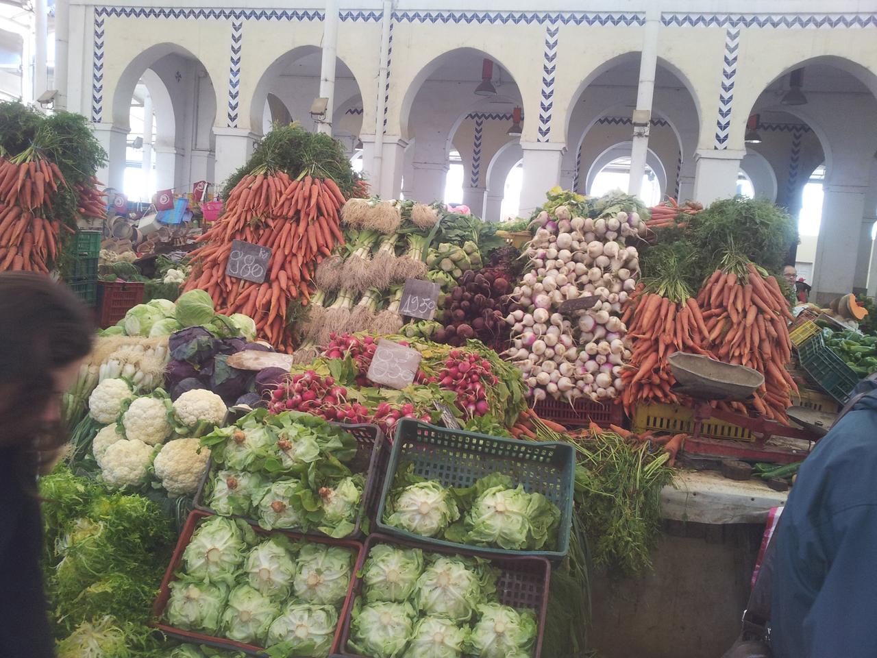Ein Gemüsestand auf dem Markt in Tunis. 