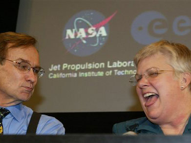 Bob Mitchell, Projektdirektor, und Julie Webster, Flugdirektorin, freuen sich über die geglückte Ankunft der Raumsonde Cassini am Saturn