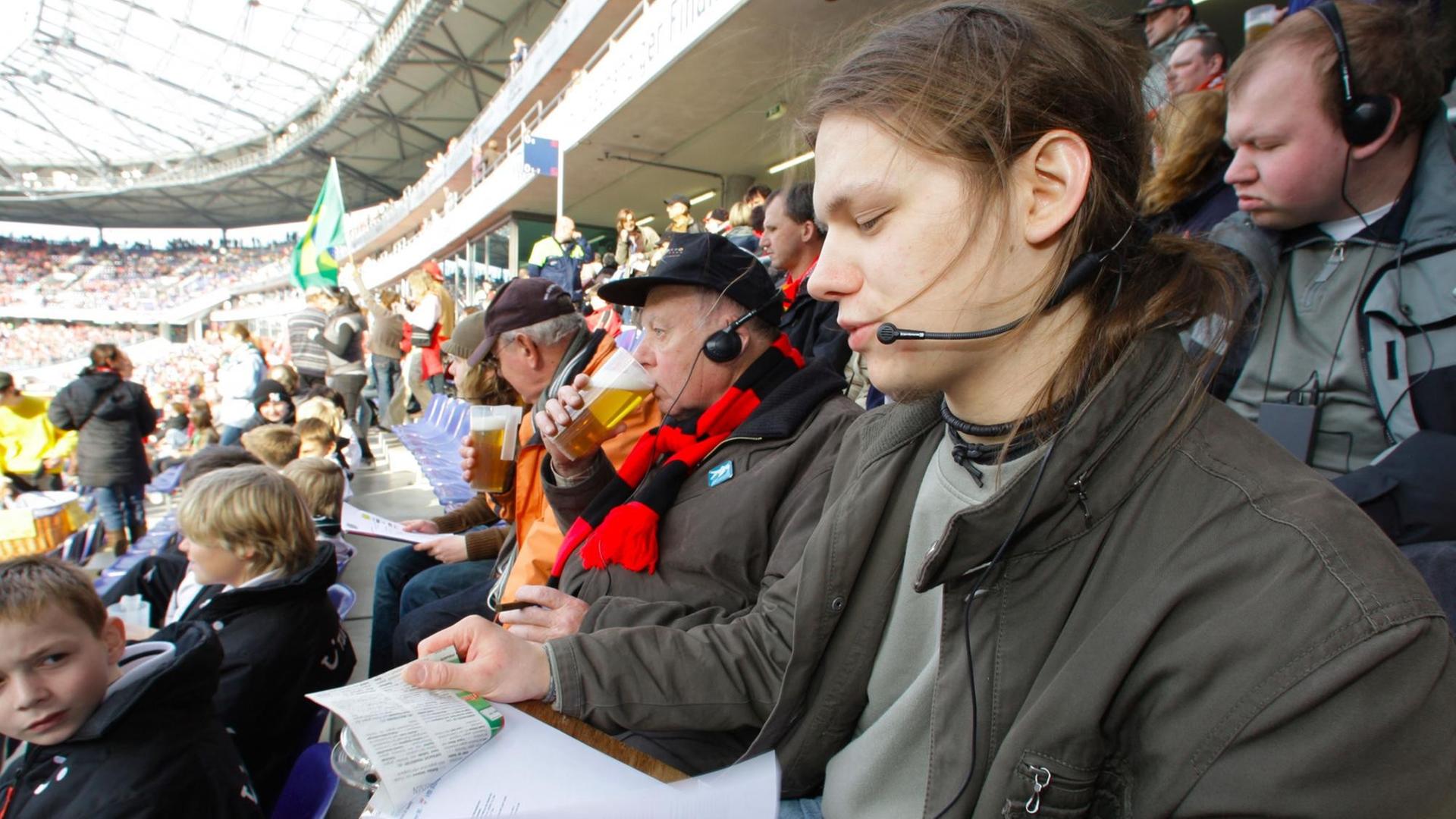 Live-Reporter helfen blinden und sehbehinderten Fußballfans, Bundesligaspiele mitzuverfolgen.