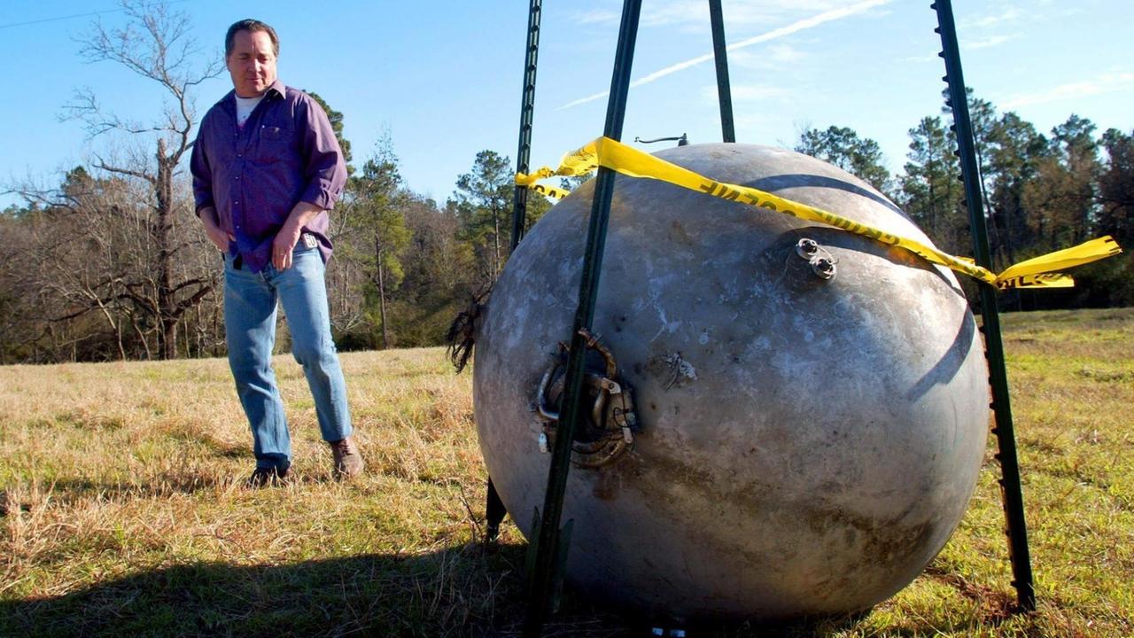 Marlin Hughes schaut am 4.2.2003 in Nacogdoches (Texas) auf eine runde Eisenkugel, bei der es sich um einen Tank der verunglückten Columbia-Raumfähre handeln soll. Die NASA hält es für möglich, dass die Unglücks-Raumfähre "Columbia" von Weltraummüll getroffen wurde.