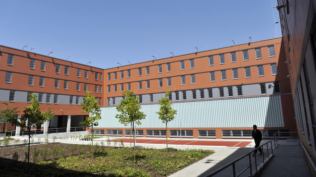 Blick in den Innenhof der neuen Frauenabteilung der Justizvollzugsanstalt Stadelheim in München