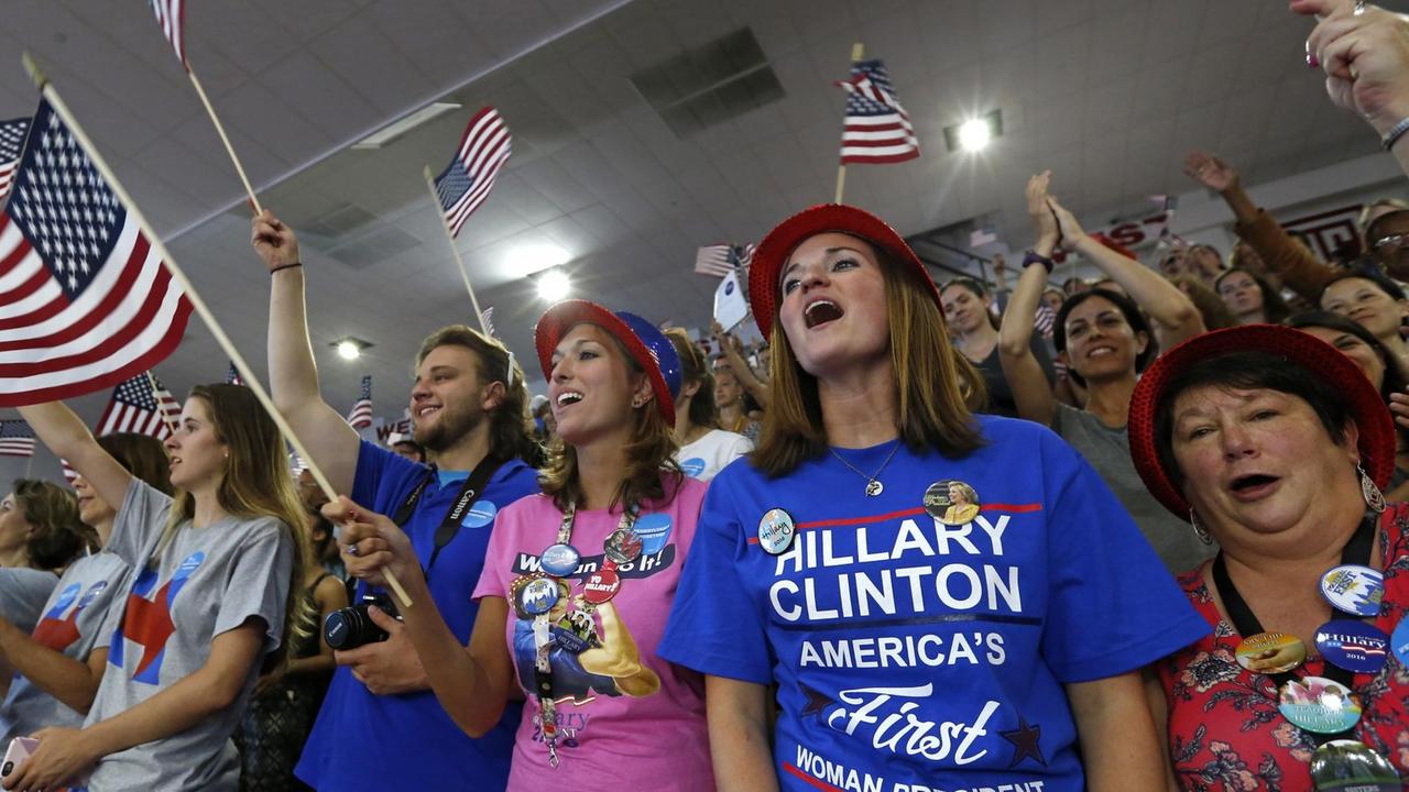Unterstützerinnen von Hillary Clinton auf dem Nominierungsparteitag der US-Demokraten in Philadelphia 2016.
