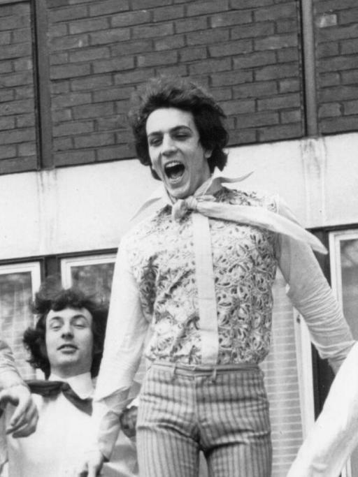 Voller Lebensfreude springen die Mitglieder der britischen Popgruppe "Pink Floyd" in Luft: (l-r) Rogers Waters (22, Bassgitarre), Syd Barrett (21, Leadgitarre), Nick Mason (22, Schlagzeug) und Rick Wright (21, Orgel, Cello, Klavier). Aufnahme vom 3.März 1967 in London. |